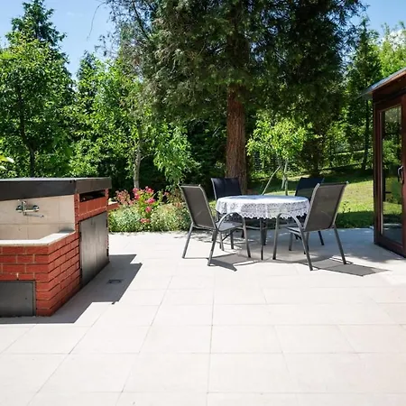 6Bdr Home In Nature Apartment
