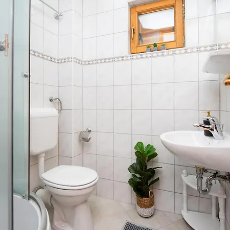 6Bdr Home In Nature Apartment *