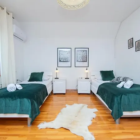 6bdr In Nature Apartment